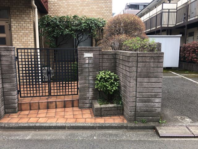 東京都世田谷区宮坂の化粧ブロック・門柱撤去およびブロック塀・フェンス新設工事前の様子です。